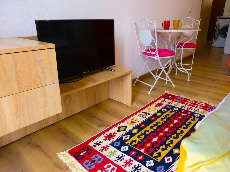 Live-Inn Stunning Apartment On Azneft Sq With President Palace & Old City Views Baku Bagian luar foto