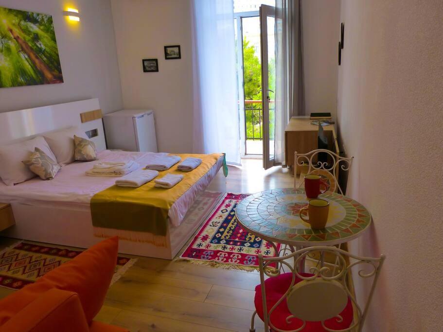 Live-Inn Stunning Apartment On Azneft Sq With President Palace & Old City Views Baku Bagian luar foto