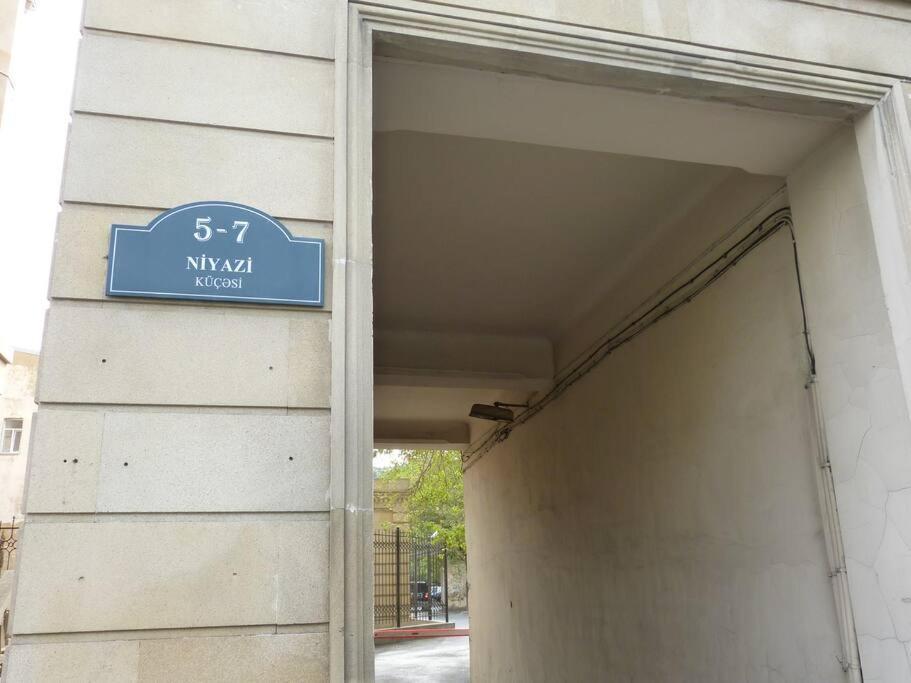 Live-Inn Stunning Apartment On Azneft Sq With President Palace & Old City Views Baku Bagian luar foto