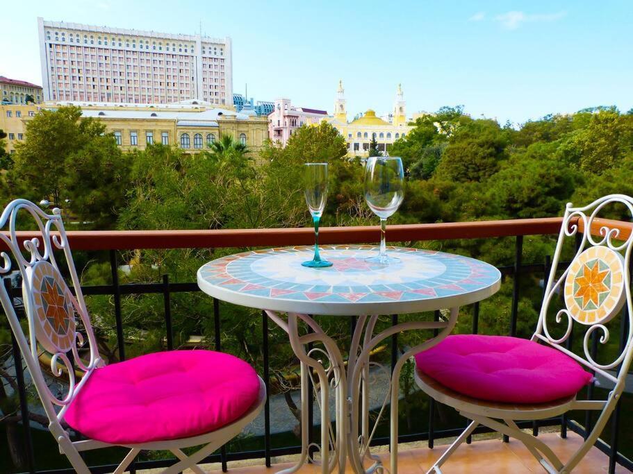 Live-Inn Stunning Apartment On Azneft Sq With President Palace & Old City Views Baku Bagian luar foto