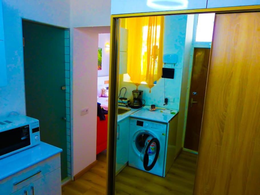 Live-Inn Stunning Apartment On Azneft Sq With President Palace & Old City Views Baku Bagian luar foto
