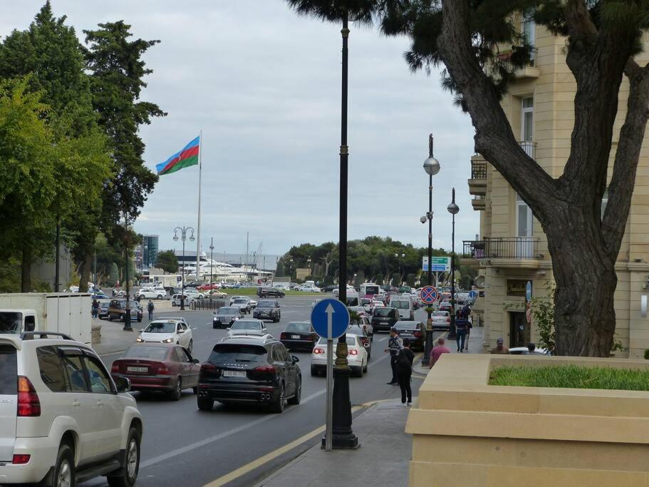Live-Inn Stunning Apartment On Azneft Sq With President Palace & Old City Views Baku Bagian luar foto