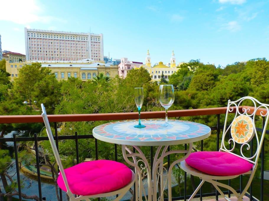 Live-Inn Stunning Apartment On Azneft Sq With President Palace & Old City Views Baku Bagian luar foto