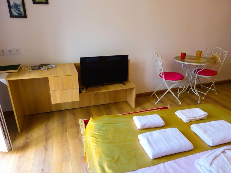 Live-Inn Stunning Apartment On Azneft Sq With President Palace & Old City Views Baku Bagian luar foto