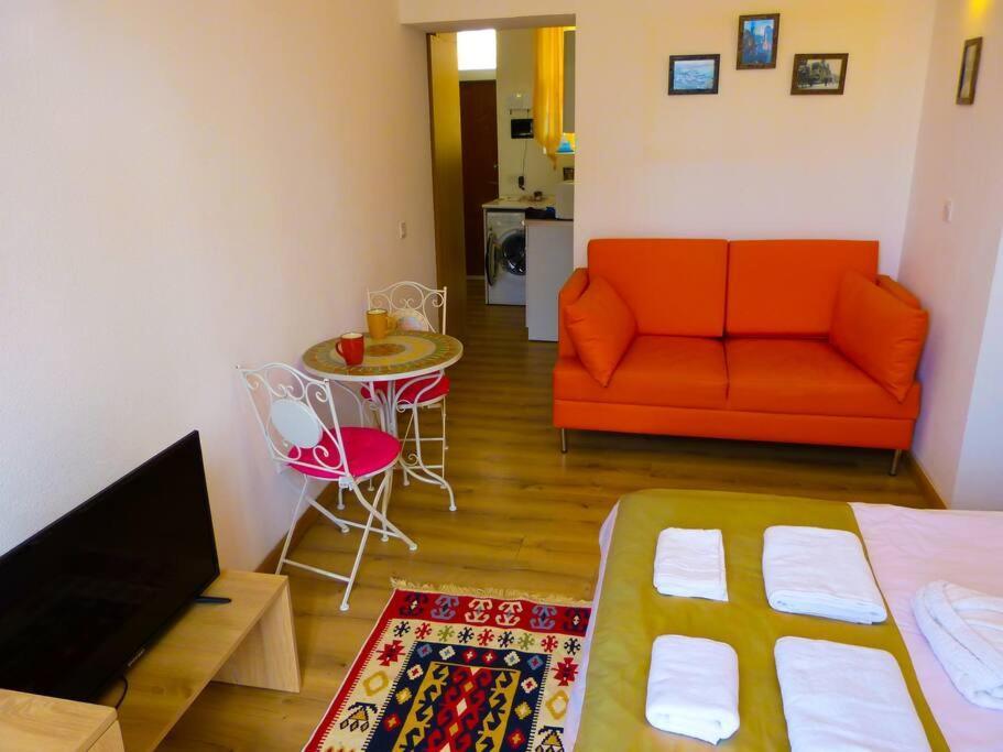 Live-Inn Stunning Apartment On Azneft Sq With President Palace & Old City Views Baku Bagian luar foto