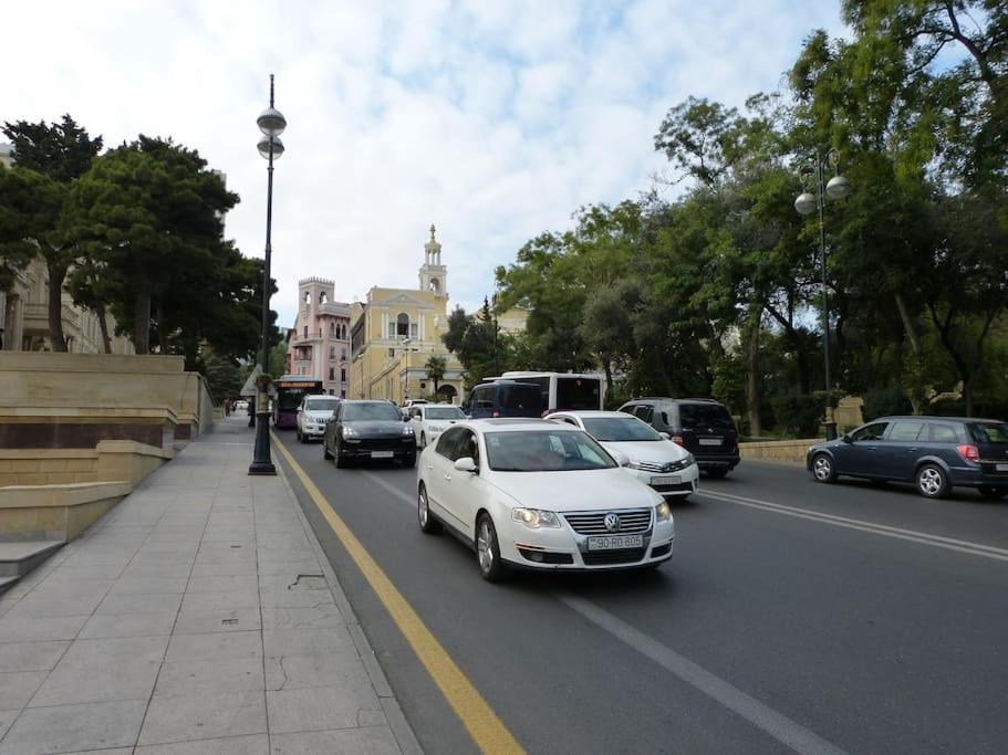 Live-Inn Stunning Apartment On Azneft Sq With President Palace & Old City Views Baku Bagian luar foto