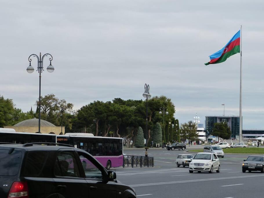 Live-Inn Stunning Apartment On Azneft Sq With President Palace & Old City Views Baku Bagian luar foto