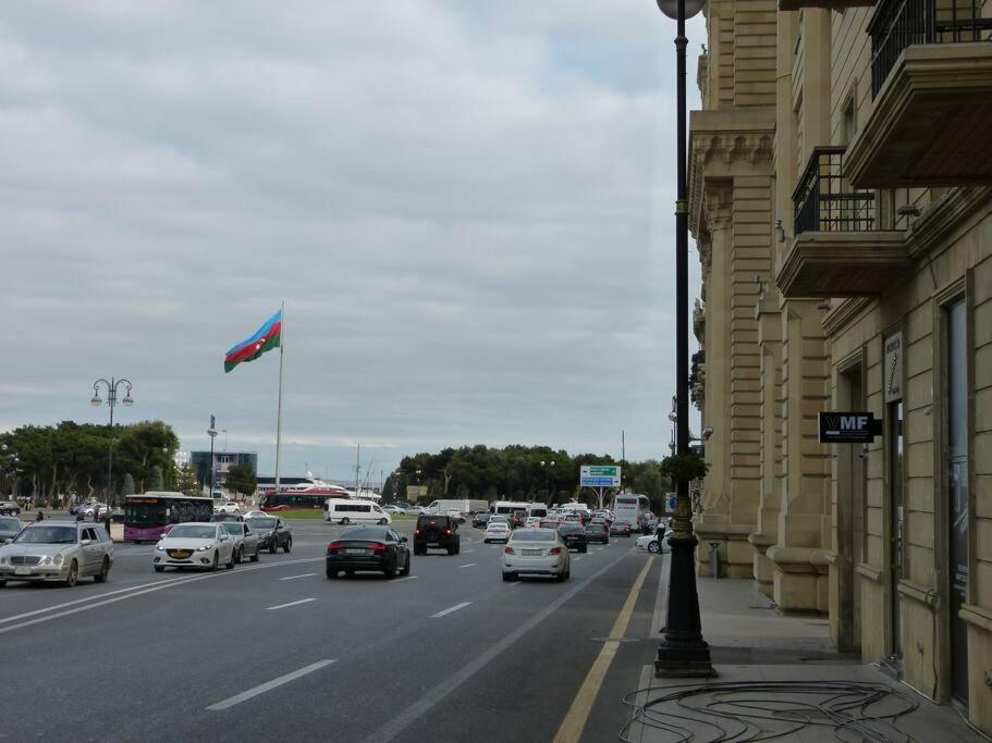 Live-Inn Stunning Apartment On Azneft Sq With President Palace & Old City Views Baku Bagian luar foto