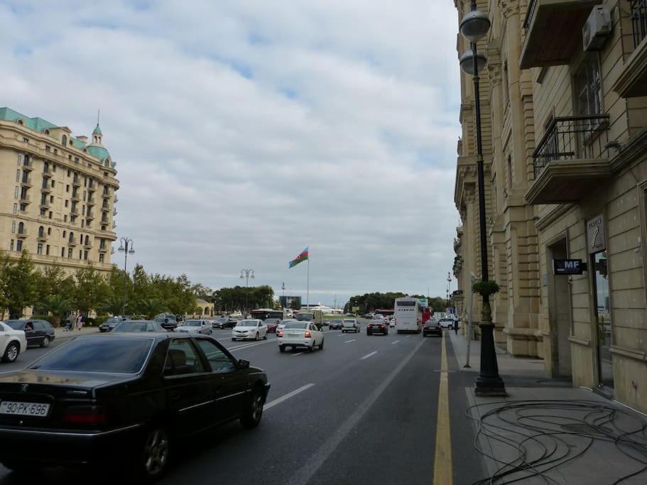 Live-Inn Stunning Apartment On Azneft Sq With President Palace & Old City Views Baku Bagian luar foto