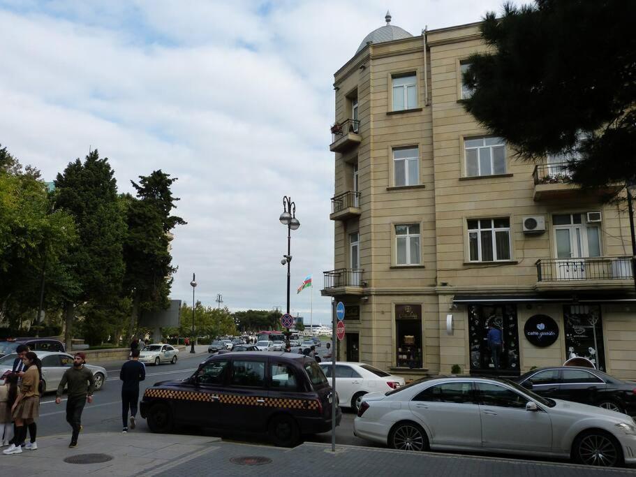 Live-Inn Stunning Apartment On Azneft Sq With President Palace & Old City Views Baku Bagian luar foto