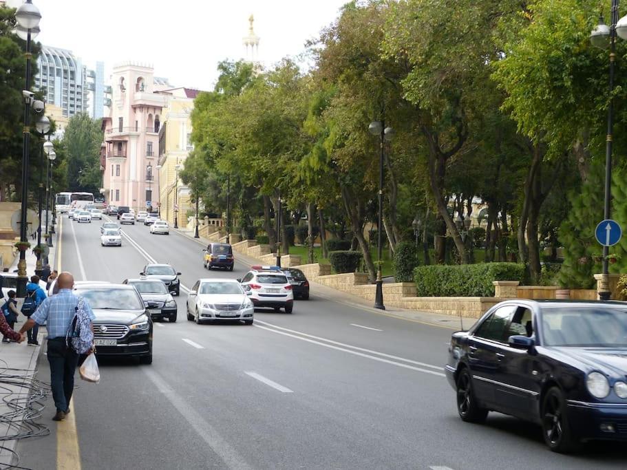 Live-Inn Stunning Apartment On Azneft Sq With President Palace & Old City Views Baku Bagian luar foto