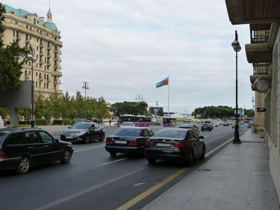 Live-Inn Stunning Apartment On Azneft Sq With President Palace & Old City Views Baku Bagian luar foto