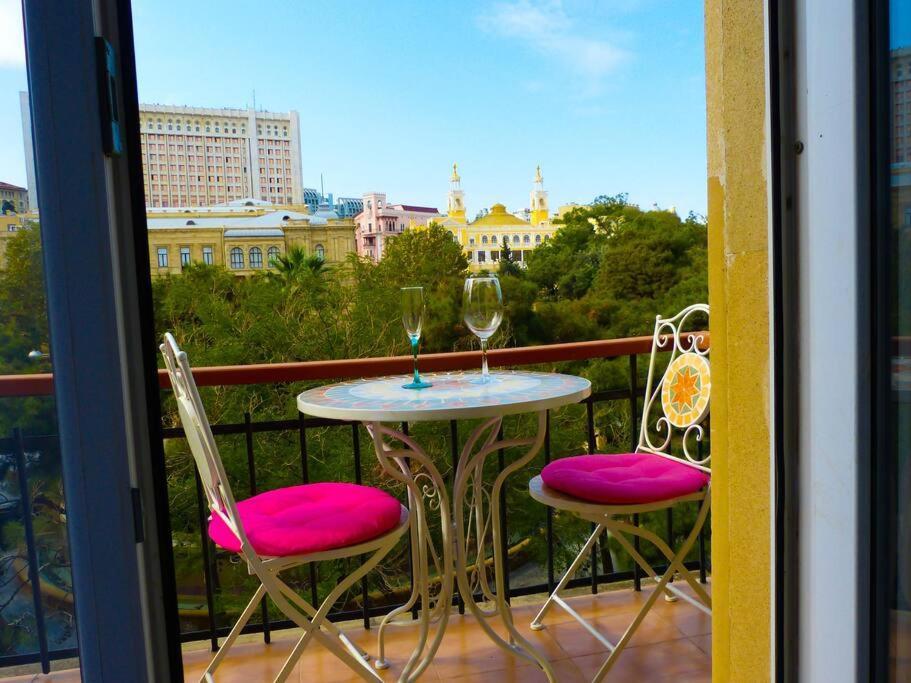 Live-Inn Stunning Apartment On Azneft Sq With President Palace & Old City Views Baku Bagian luar foto